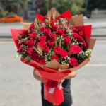 Kırmızı ve kraft rengi ambalajda buğday başaklı kırmızı gül buketi, cipso ve sapta tek gül
