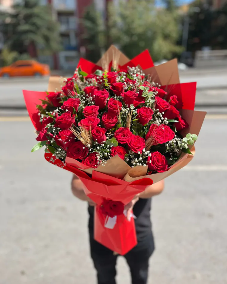 Kırmızı ve kraft rengi ambalajda buğday başaklı kırmızı gül buketi, cipso ve sapta tek gül
