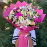 Fuşya ambalajlı büyük buket; pembe çizgili lilyumlar, fuşya krizantemler ve pastel lisyantuslar