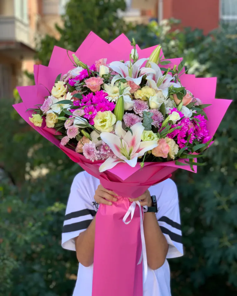 Fuşya ambalajlı büyük buket; pembe çizgili lilyumlar, fuşya krizantemler ve pastel lisyantuslar