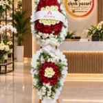 Dilimli beyaz panolu iki katlı ferforje; kırmızı gerbera, krem papatya ve beyaz çiçek kümeleri