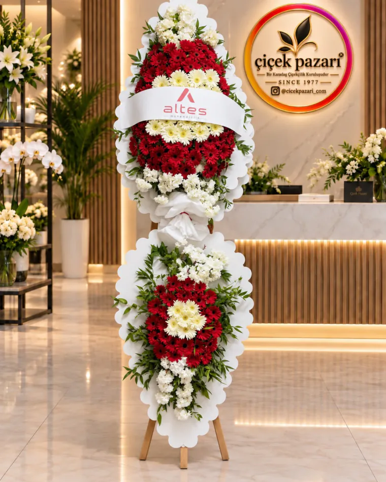 Dilimli beyaz panolu iki katlı ferforje; kırmızı gerbera, krem papatya ve beyaz çiçek kümeleri