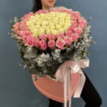 Pudra pembesi kutuda beyaz güllerin çevresinde pembe güller, okaliptus ve açık pembe saten fiyonk