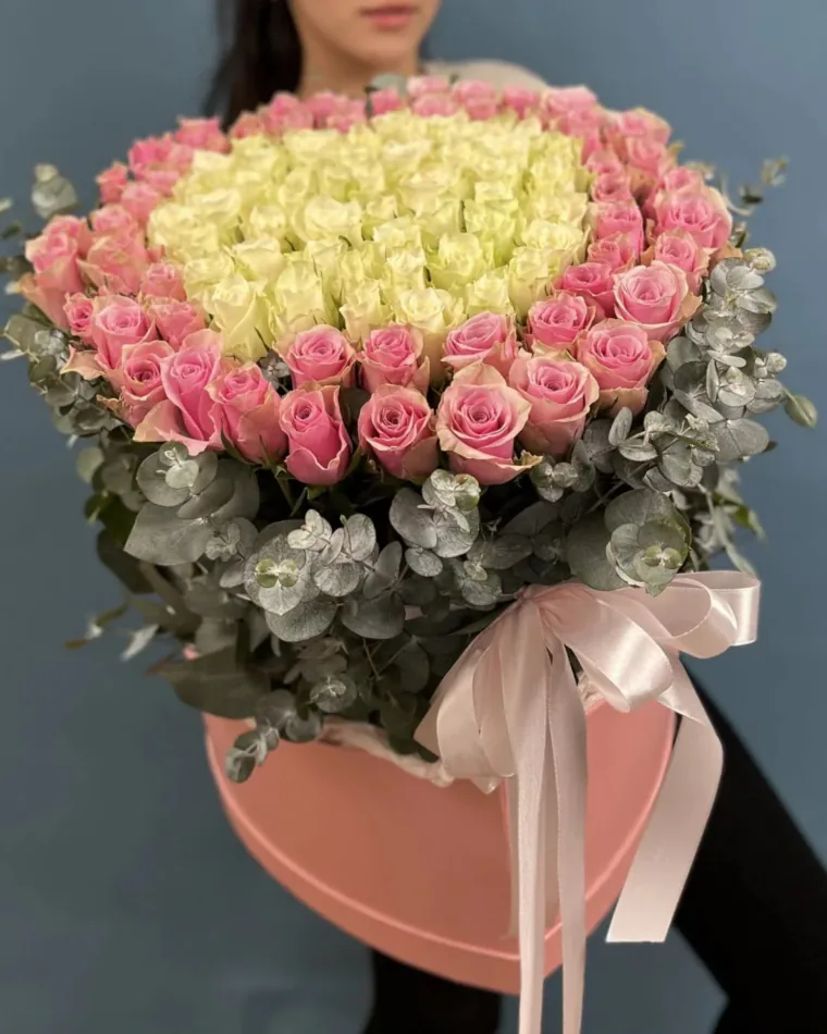 Pudra pembesi kutuda beyaz güllerin çevresinde pembe güller, okaliptus ve açık pembe saten fiyonk