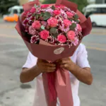 Gülkurusu ambalajda çift renkli pembe gül ve bordo-beyaz krizantem buketi, okaliptus - günlük