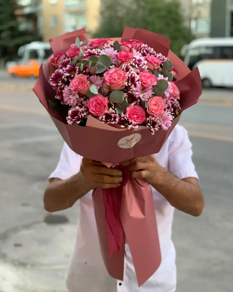Gülkurusu ambalajda çift renkli pembe gül ve bordo-beyaz krizantem buketi, okaliptus - günlük