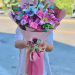 Gülkurusu ambalajda pembe ve beyaz lilyum, mavi orkide, pembe gül ve krizantemli buket, mini demet