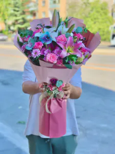 Gülkurusu ambalajda pembe ve beyaz lilyum, mavi orkide, pembe gül ve krizantemli buket, mini demet