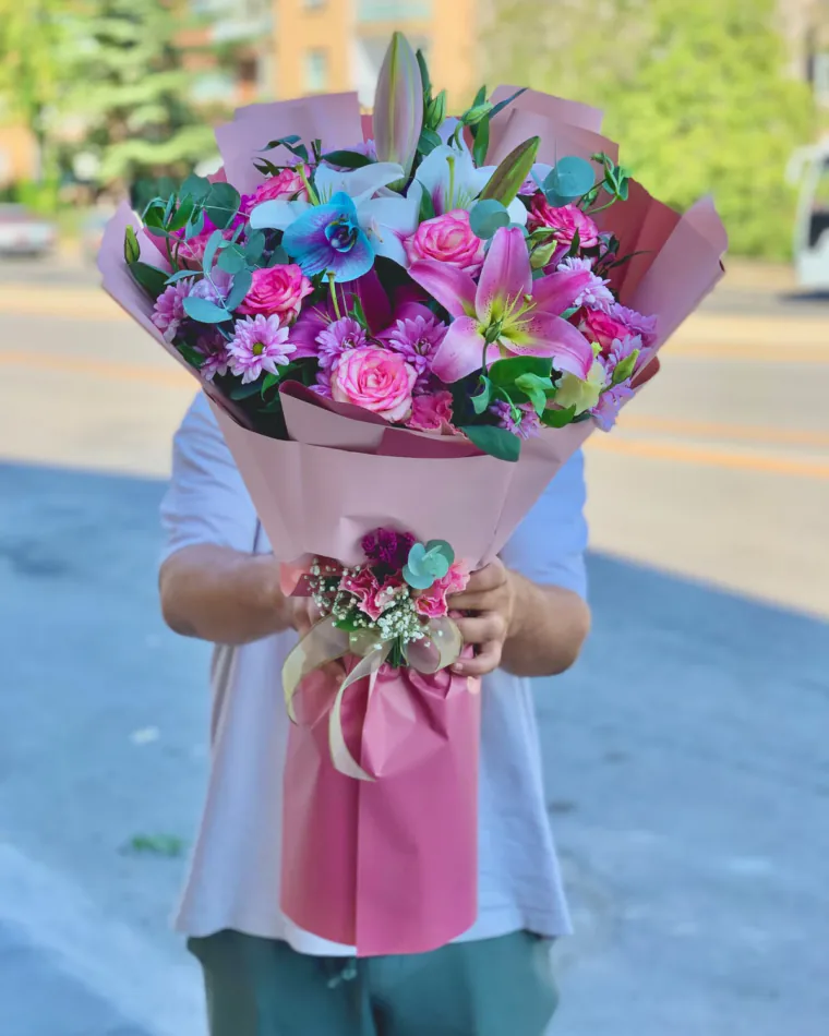 Gülkurusu ambalajda pembe ve beyaz lilyum, mavi orkide, pembe gül ve krizantemli buket, mini demet